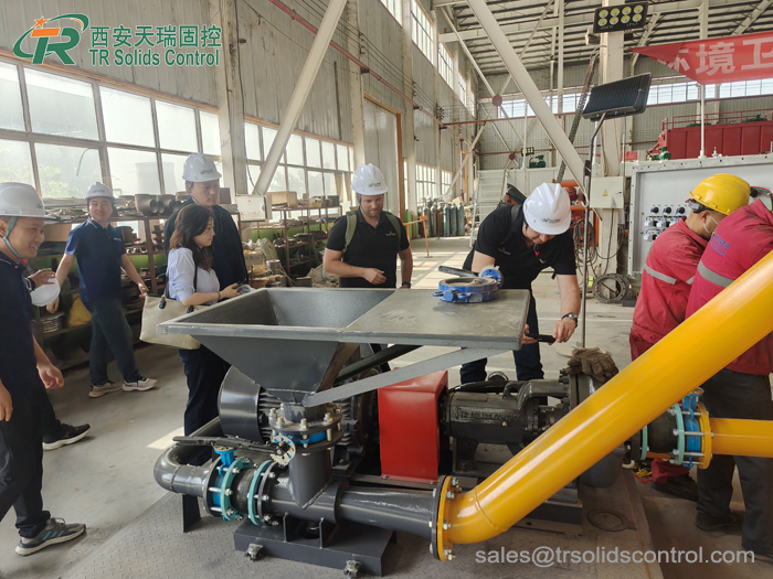 固控系統(tǒng)接受國外客戶考察 固控系統(tǒng)接受國外客戶考察