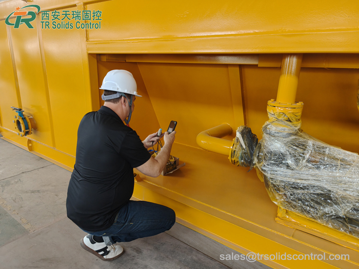 客戶檢查天瑞固控系統(tǒng)上的油漆情況 客戶檢查天瑞固控系統(tǒng)上的油漆情況